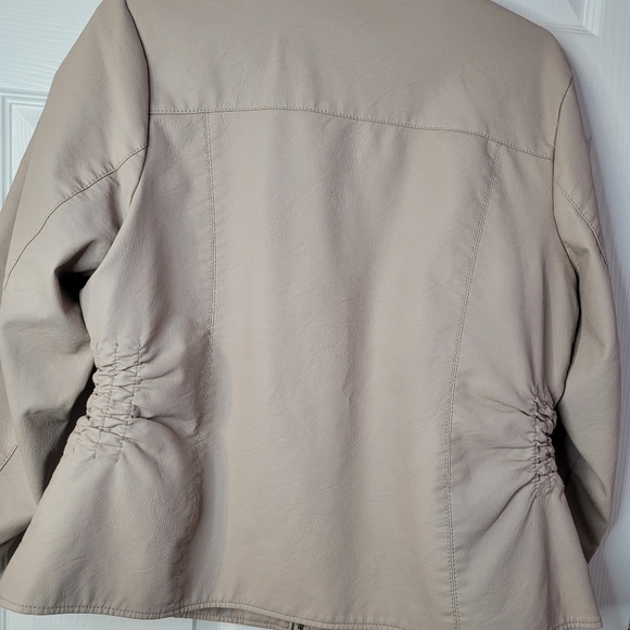 BACCINI 1XL Creame Faux Leather Jacket - Picture 3 of 7